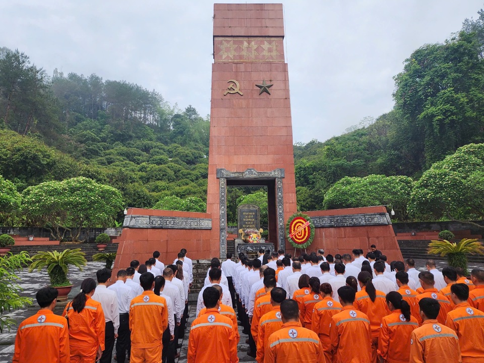 Đoàn đại biểu dự Đại hội Đảng bộ Công ty Điện lực Sơn La dâng hương tại Nhà tù Sơn La và Đền thờ Bác Hồ